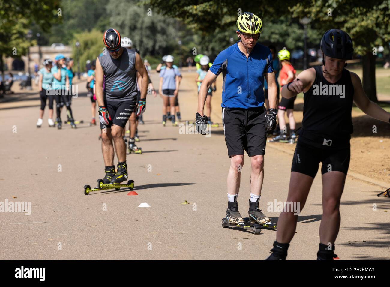 Groupe de personnes qui apprennent à faire du roller-ski à Hyde Park, Londres, Angleterre, Royaume-Uni Banque D'Images