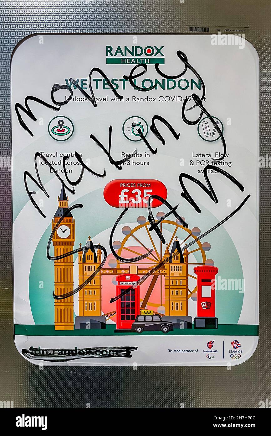 Londres, Royaume-Uni.23 novembre 2021.L'argent faisant des graffiti scam sur une promotion nous testons Londres pour £35 - Une publicité de test de Randox est défacée sur le tube par des anti-vaxers.Crédit : Guy Bell/Alay Live News Banque D'Images