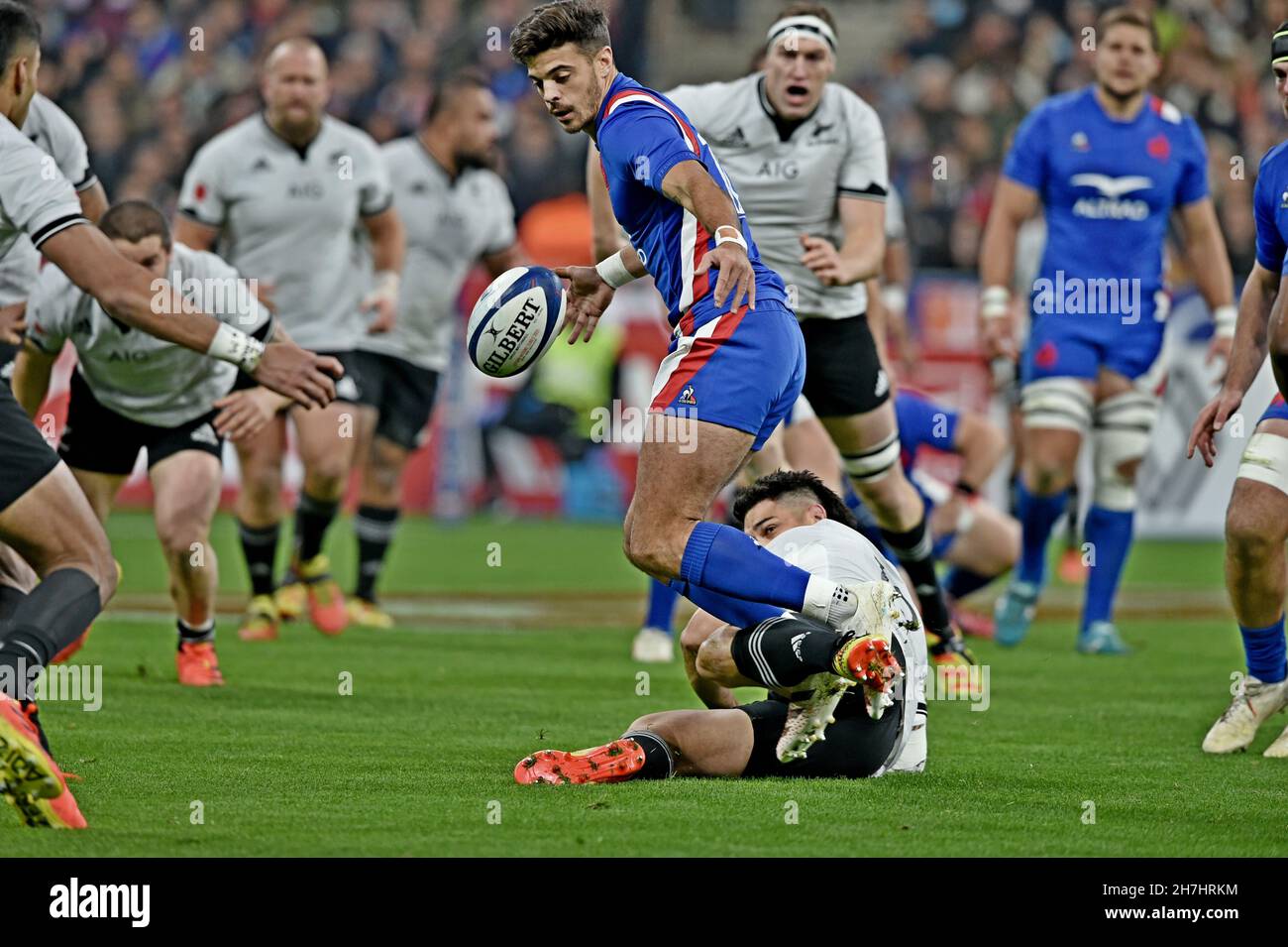 St Denis, France.20 novembre 2021.France National Rugby Fly-Half Romain Ntamack (#10) en action lors d'un montage entre New Zealand All Blacks et la France au Rugby Autumn Internationals 2021 le 20 novembre 2021.La France défait la Nouvelle-Zélande de 40 à 25.Photo par crédit : Newscom/Alay Live News Banque D'Images