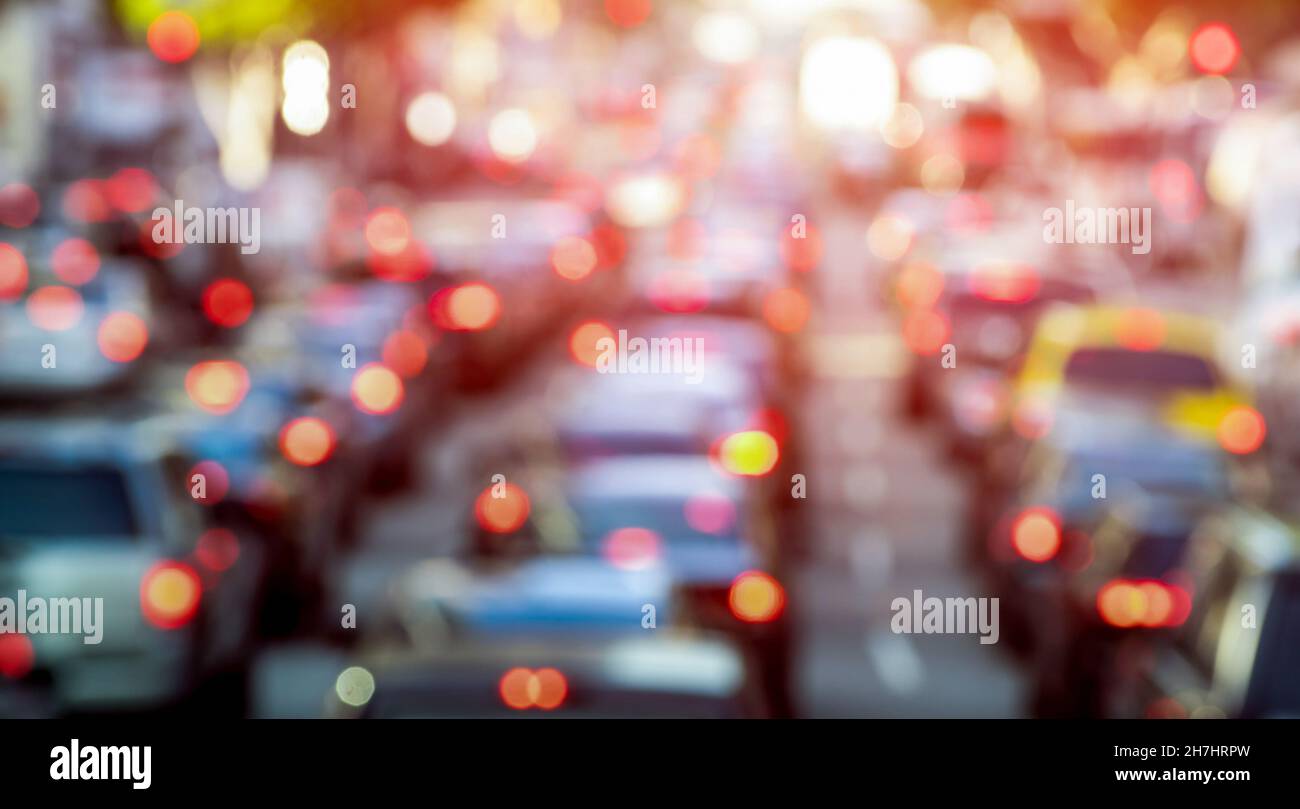 Heure de pointe avec des voitures défocapées et des véhicules génériques - embouteillages dans le centre-ville de Los Angeles - carte postale bokeh floue de la ville emblématique américaine Banque D'Images