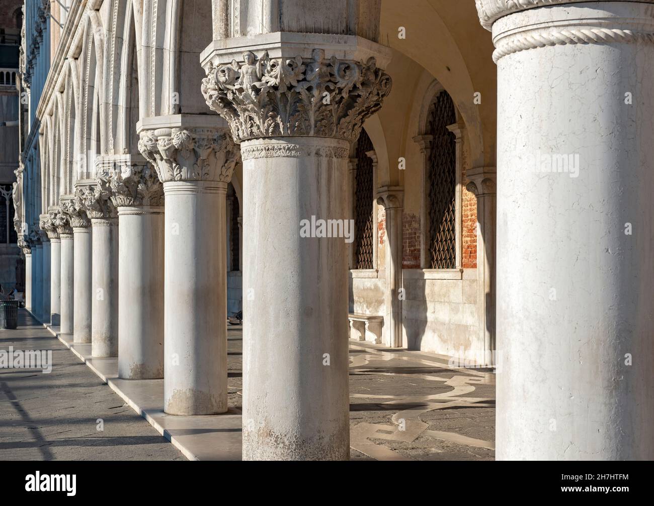 Colonnade du Palais des Doges (Palazzo Ducale), Piazza San Marco (place Saint-Marc), Venise, Italie Banque D'Images