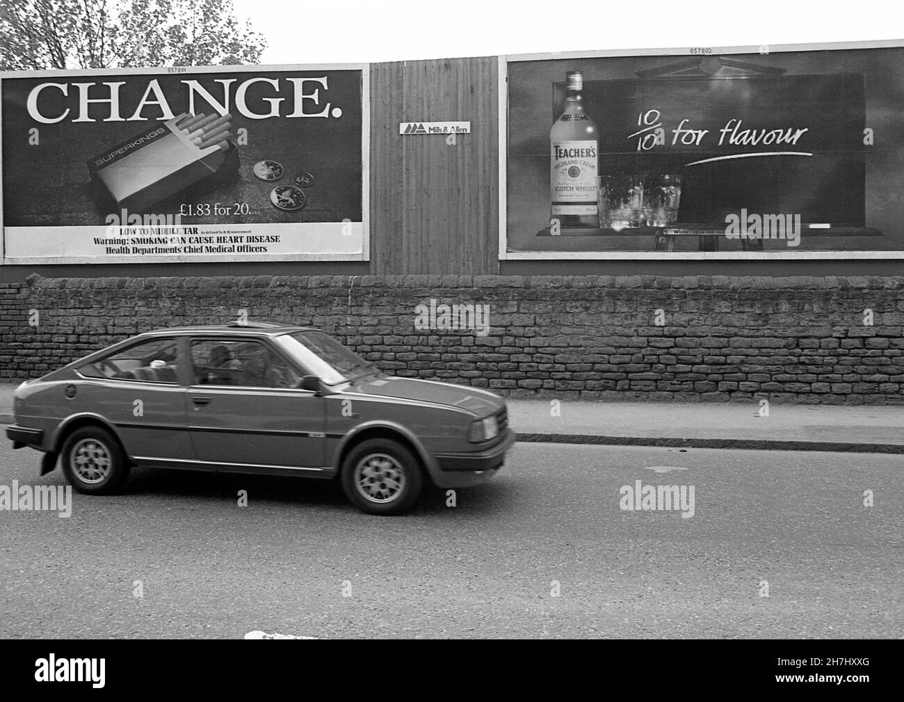 Cigarettes et whisky publicité hoardings, Nottingham UK 1991 Banque D'Images