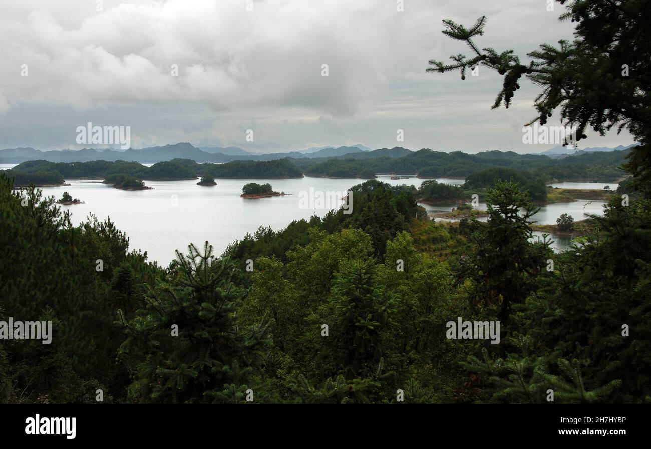 Qiandao Hu, province de Zhejiang, Chine : vue sur le lac et les îles avec forêt de premier plan.Qiandao Hu se traduit par Thousand Island Lake. Banque D'Images