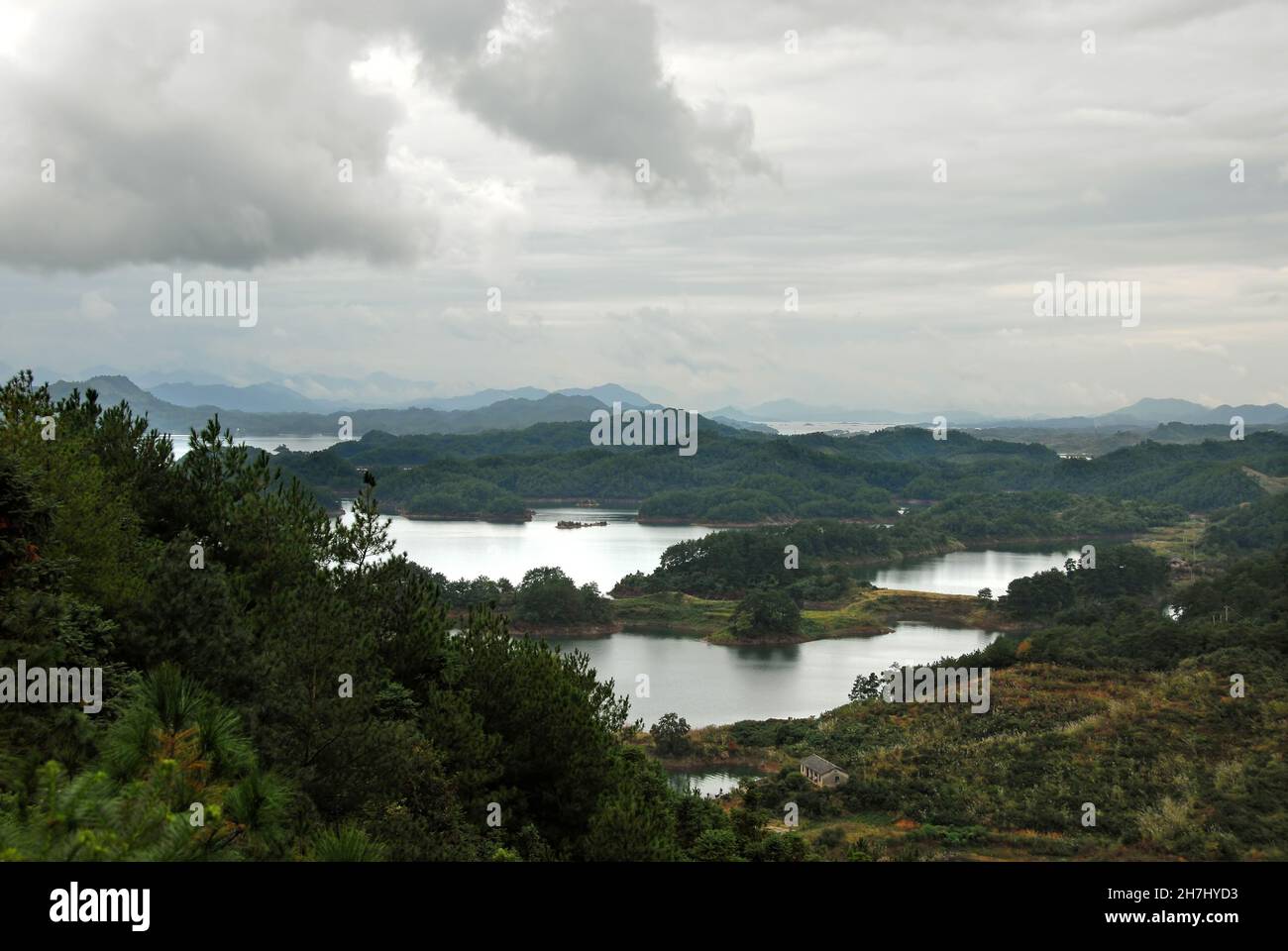 Qiandao Hu, province de Zhejiang, Chine : vue sur le lac et les îles avec forêt de premier plan.Qiandao Hu se traduit par Thousand Island Lake. Banque D'Images