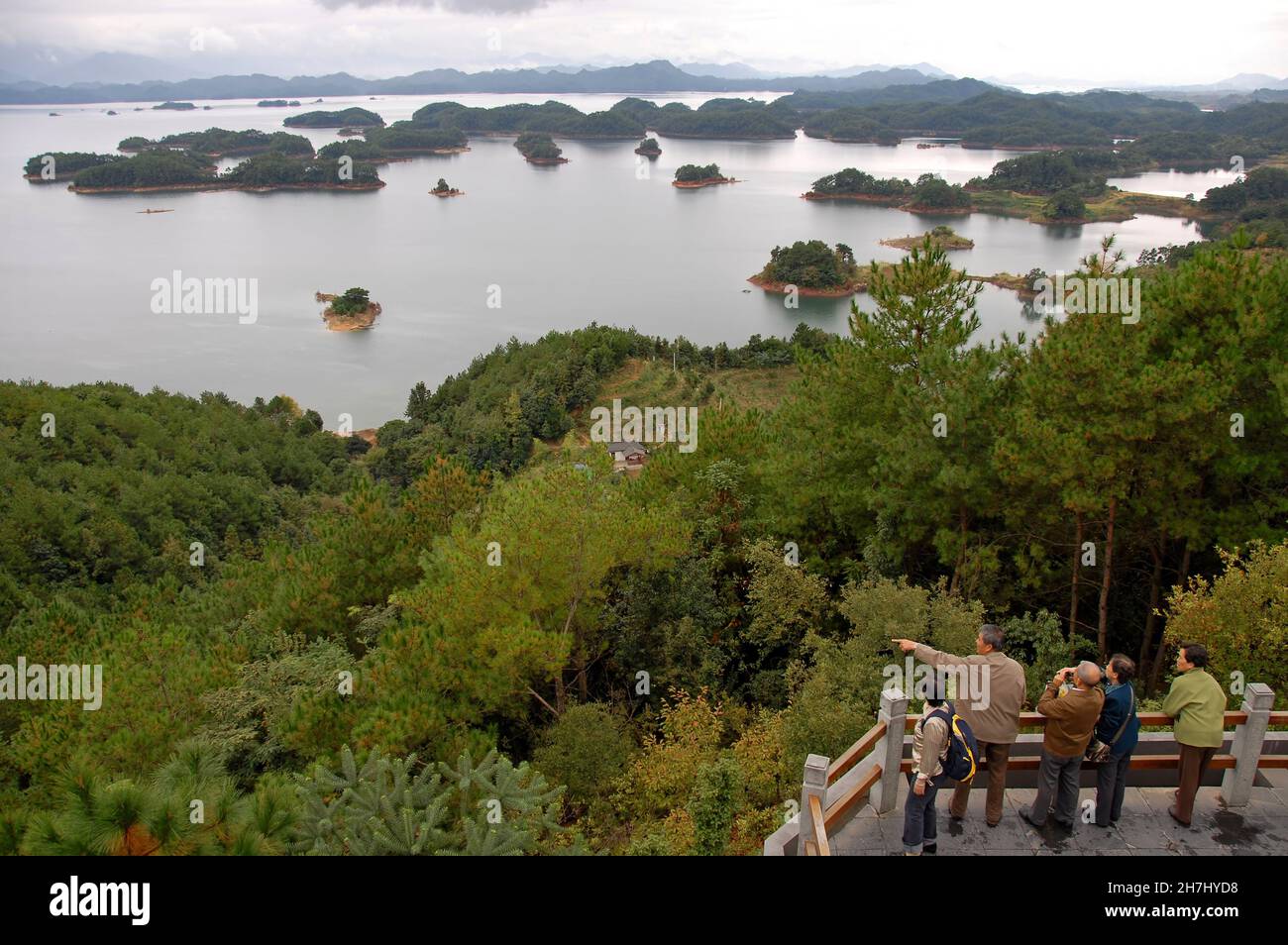 Qiandao Hu, province de Zhejiang, Chine : touristes à un point de vue surplombant le lac et les îles.Qiandao Hu se traduit par Thousand Island Lake. Banque D'Images