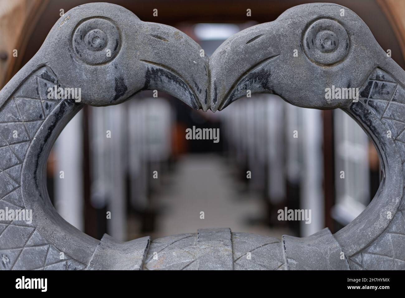 Hafnarfjordur, Islande - 31 mai 2021 : deux oiseaux de pierre, la sculpture en pierre d'Odin rend hommage à l'hôtel Viking.Arrière-plan flou. Banque D'Images
