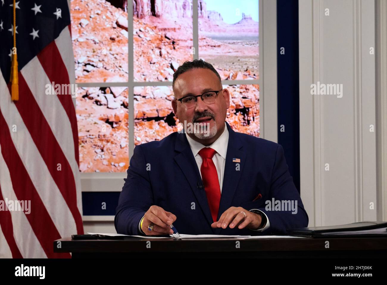 Washington, États-Unis d'Amérique.15 novembre 2021.Le secrétaire américain à l'éducation Miguel Cardona pendant une discussion sur la première journée du Sommet des nations tribales de la Maison Blanche via lien vidéo de l'Auditorium de la Cour du Sud dans l'immeuble du bureau exécutif Eisenhower 16 novembre 2021 à Washington, D.C. crédit: Tami A. Heilemann/États-UnisService intérieur/Alamy Live News Banque D'Images