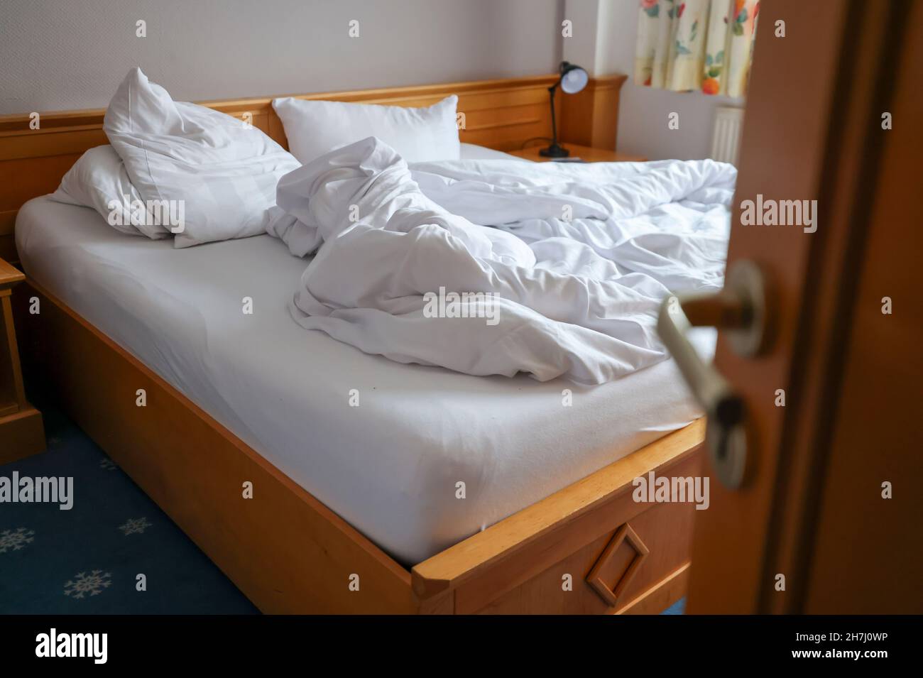 Oberwiesenthal, Allemagne.23 novembre 2021.Une vue dans une chambre avec un  lit abandonné non fait.Les clients de l'hôtel ont dû quitter leur chambre  double dans un hôtel en raison de la nouvelle réglementation