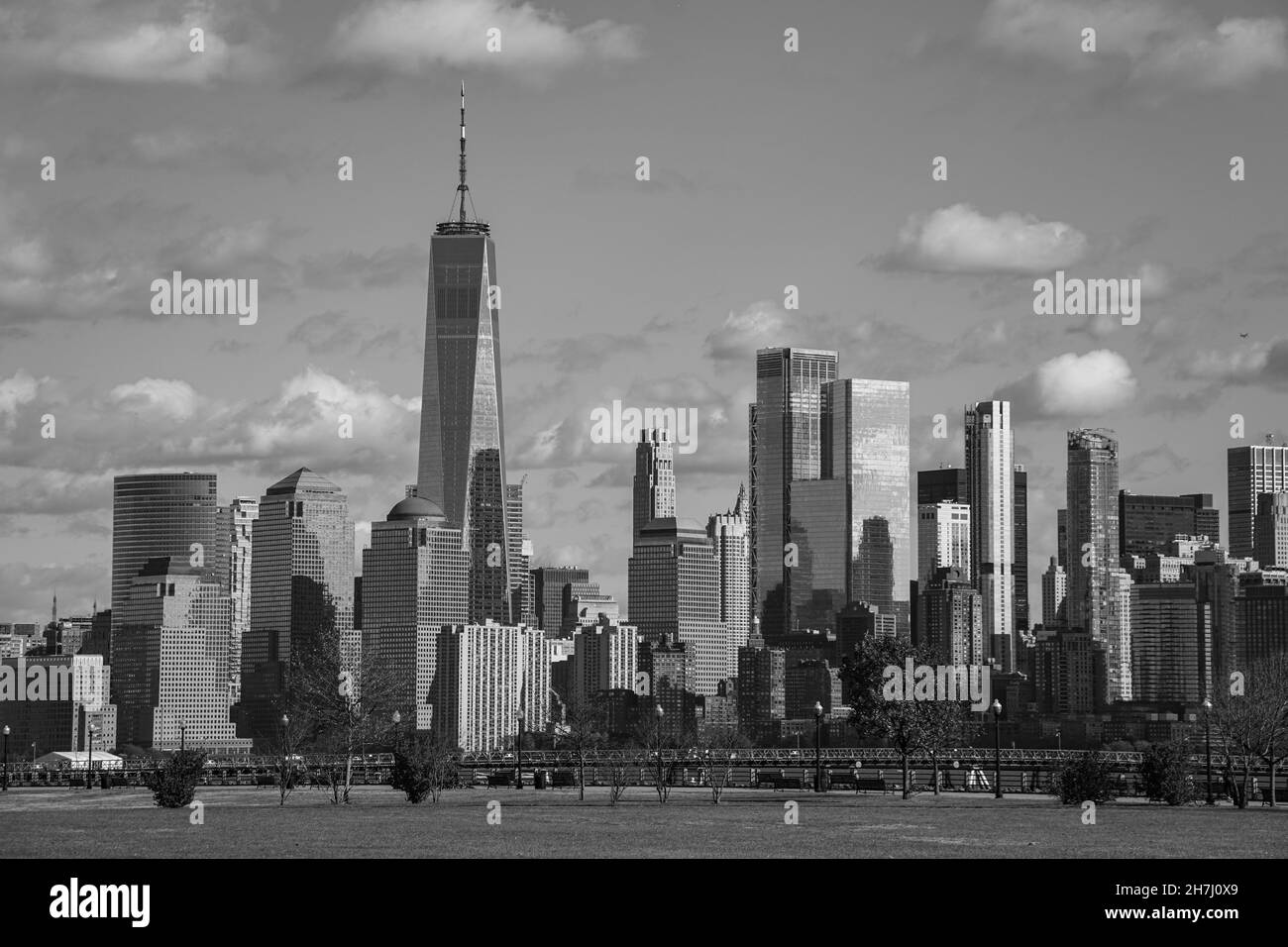 L'horizon emblématique de la ville de New York vu de l'autre côté de l'Hudson lors d'une journée d'automne frais et nuageux Banque D'Images