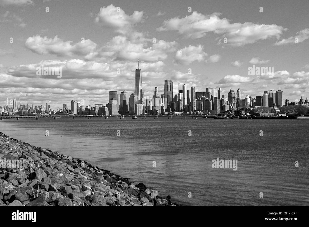 L'horizon emblématique de la ville de New York vu de l'autre côté de l'Hudson lors d'une journée d'automne frais et nuageux Banque D'Images