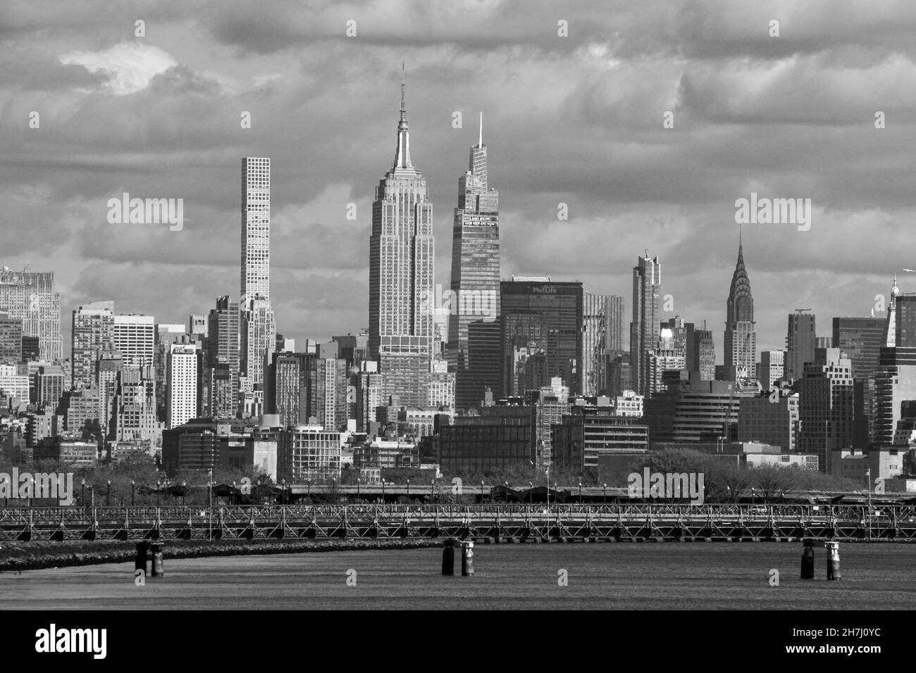 L'horizon emblématique de la ville de New York vu de l'autre côté de l'Hudson lors d'une journée d'automne frais et nuageux Banque D'Images