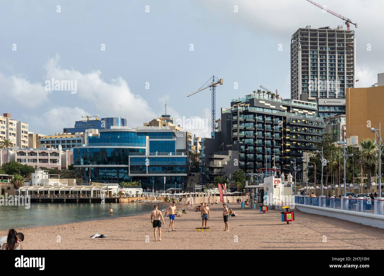 Plage de St George's Bay à Saint Julian, Malte.L'hôtel Intercontinental Malta et le bâtiment emblématique du siège de GIG.Malte, Europe Banque D'Images