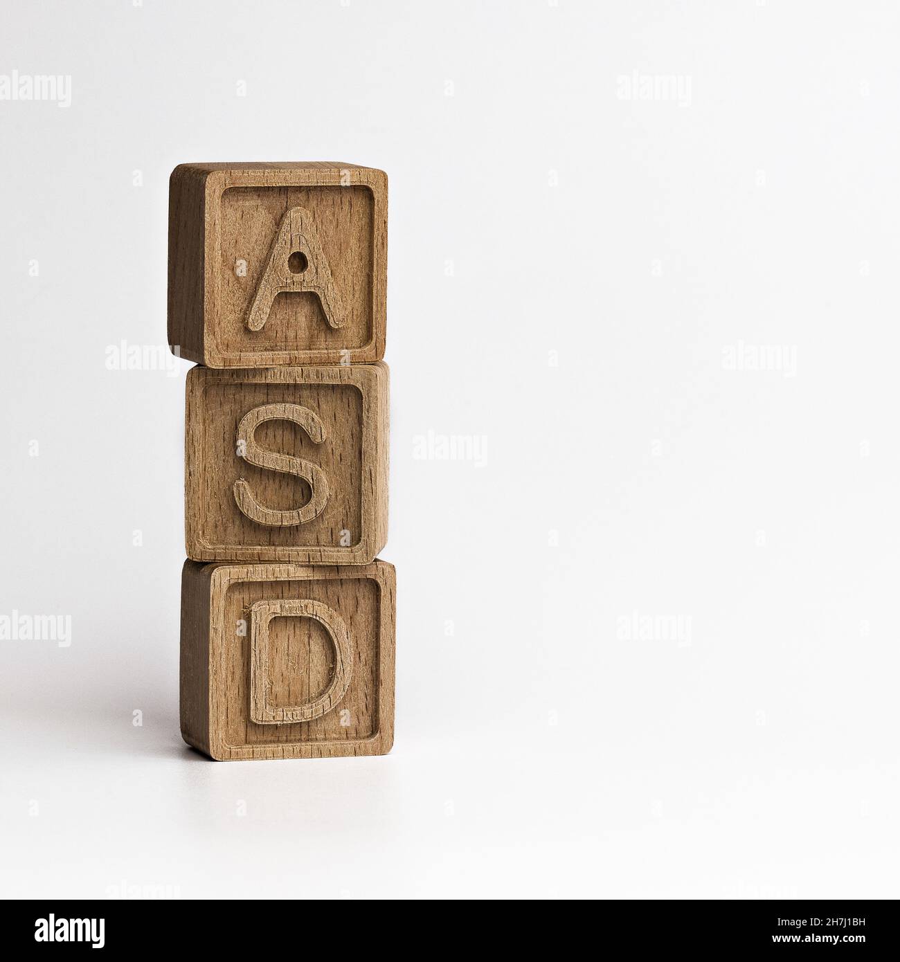 Thème ASD (troubles du spectre autistique). cubes en bois avec l'acronyme ASD, sur fond blanc. Cubes ASD isolés, avec espace de copie pour le texte Banque D'Images
