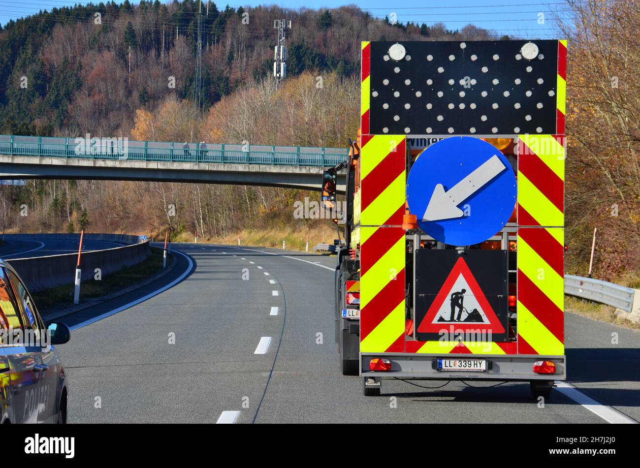 Sperre der Autobahn A1 BEI Oberwang wegen Arbeiten an einer Stromleitung, Oberösterreich, Österreich, Europa - fermeture de l'autoroute A1 près d'Oberwan Banque D'Images