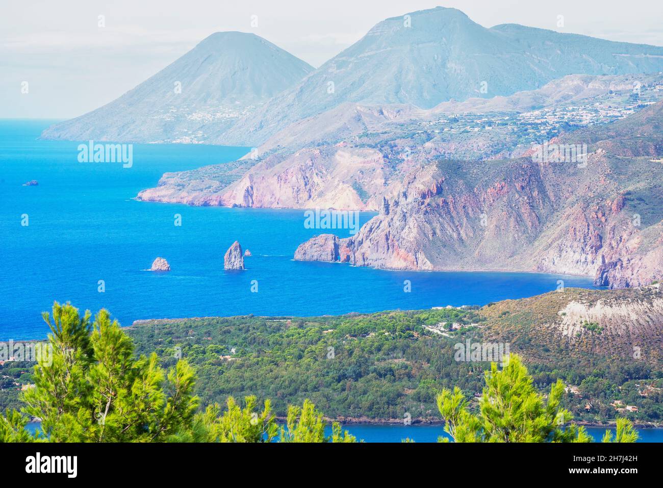Vue sur l'île de Lipari et Salina, l'île de Vulcano, les îles éoliennes — free download