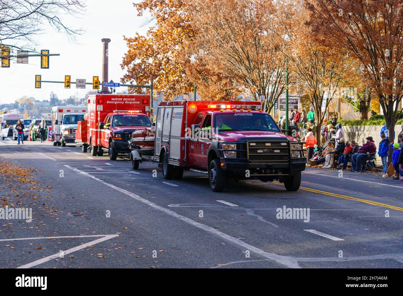 Harrisburg, PA, États-Unis - 20 novembre 2021 : un véhicule d'urgence de sauvetage de la rivière Harrisburg dans la parade annuelle des fêtes entre dans le centre-ville. Banque D'Images