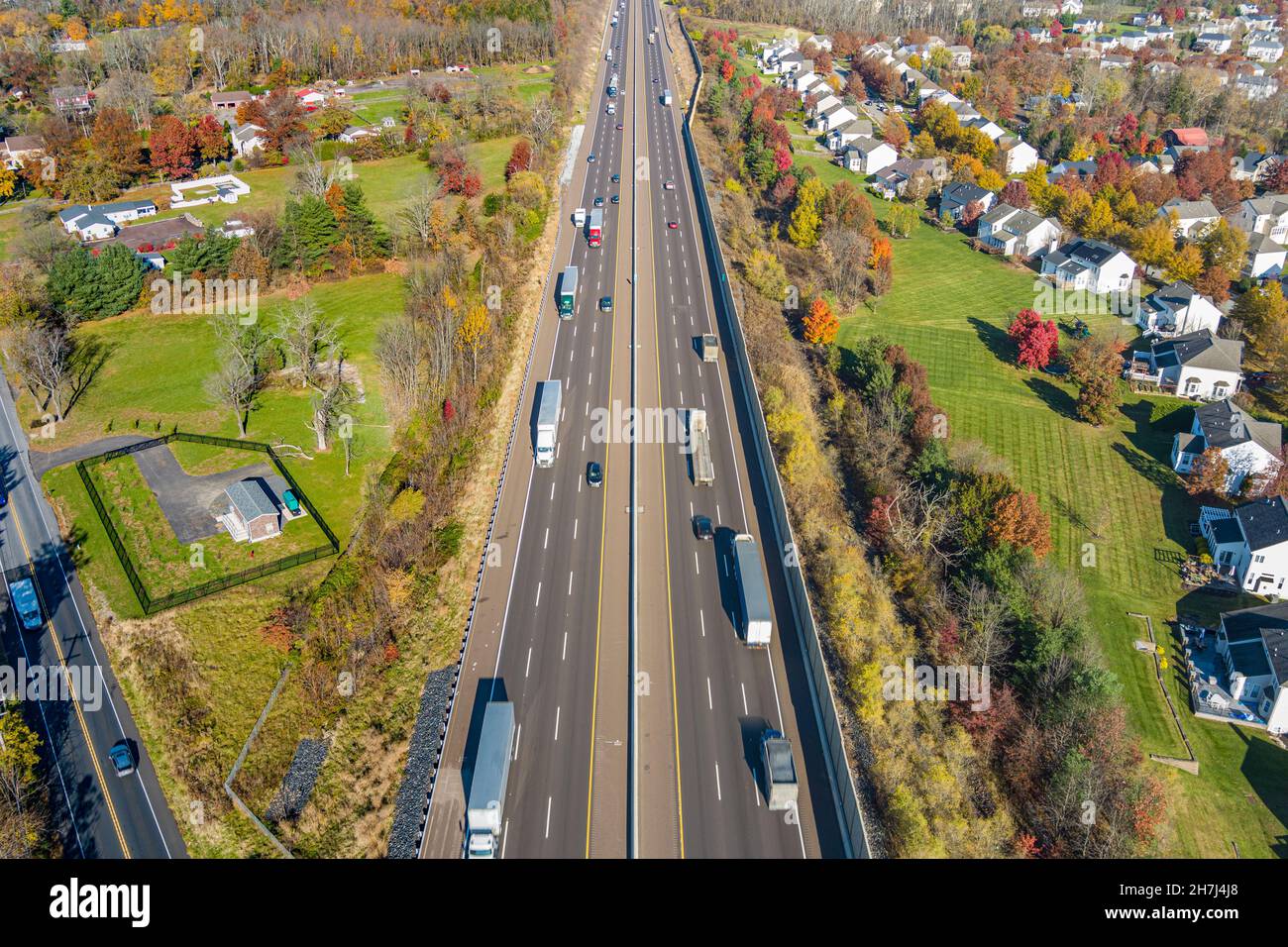 Vue aérienne de l'autoroute à péage de Pennsylvanie, banlieue de Philadelphie, États-Unis Banque D'Images