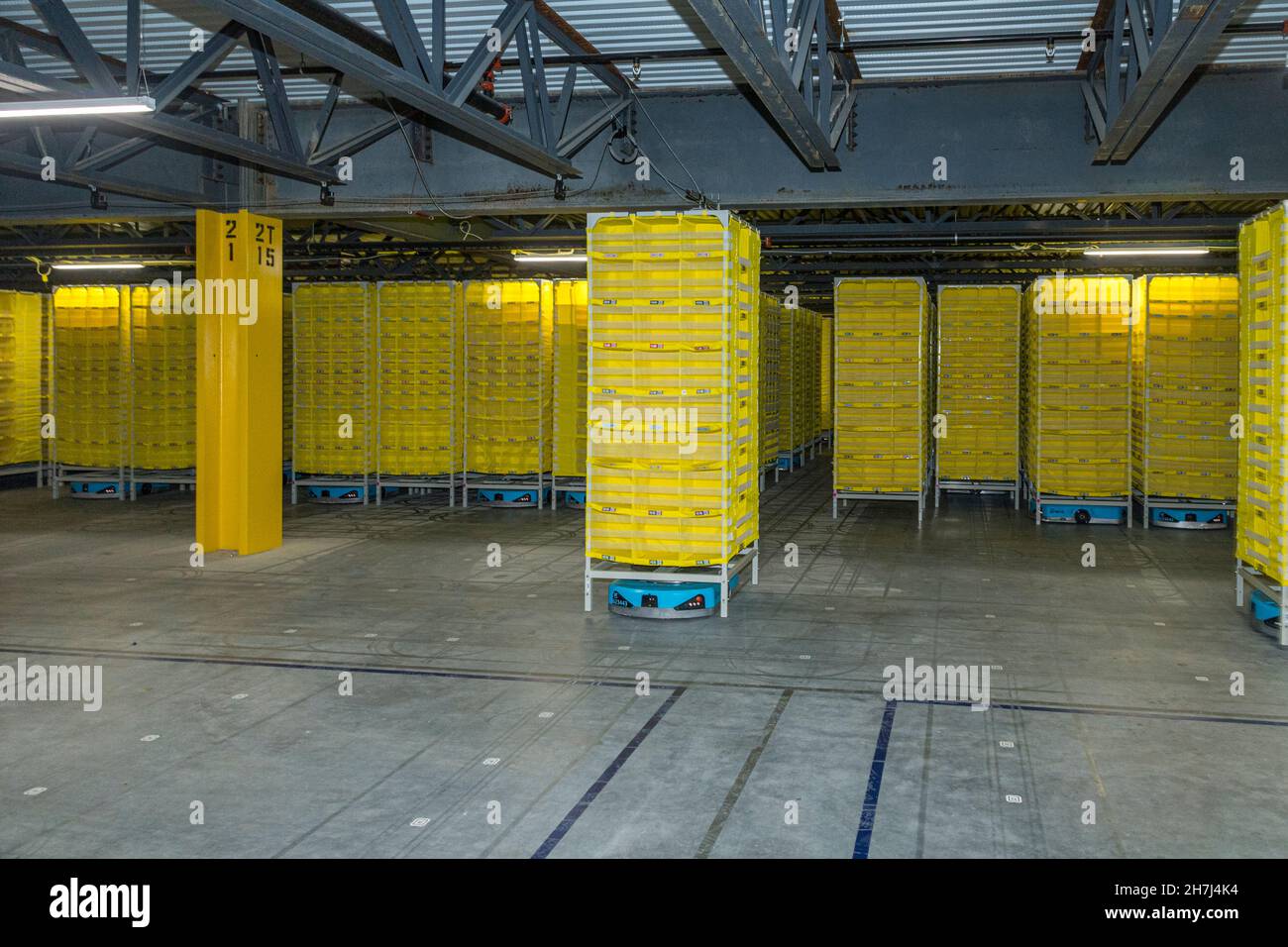 Rangées de stockage de robots, centre de distribution Amazon, Pennsylvanie, États-Unis Banque D'Images