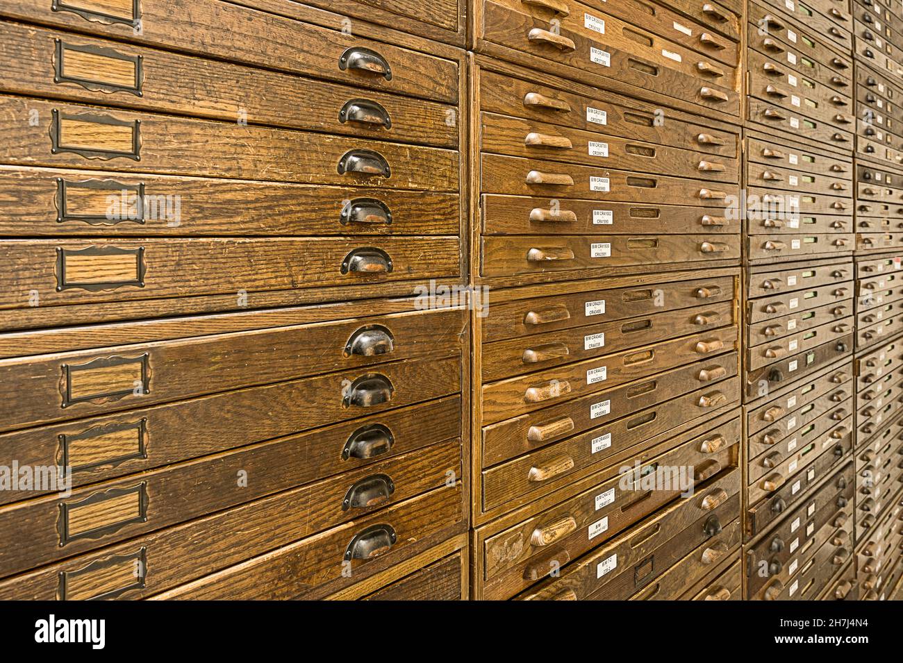 Anciennes armoires de rangement en bois anciennes pour le rangement des tirages Banque D'Images