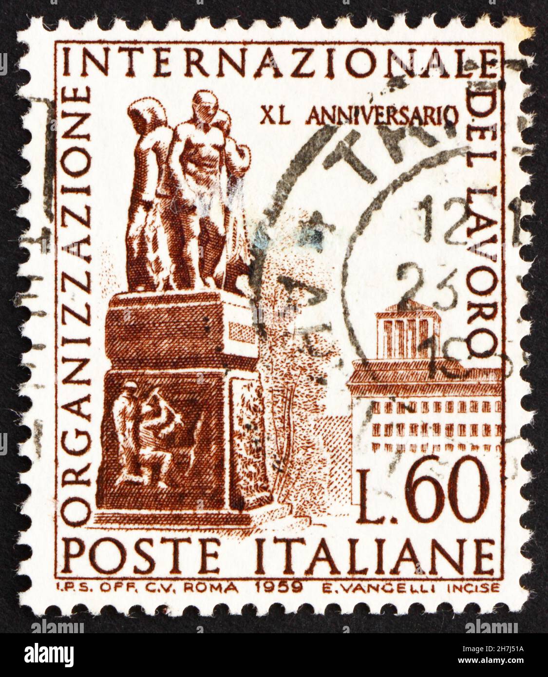 ITALIE - VERS 1959 : un timbre imprimé en Italie montre le Monument du travail, Genève, 40e anniversaire de l'Organisation internationale du travail, OIT, vers 19 Banque D'Images