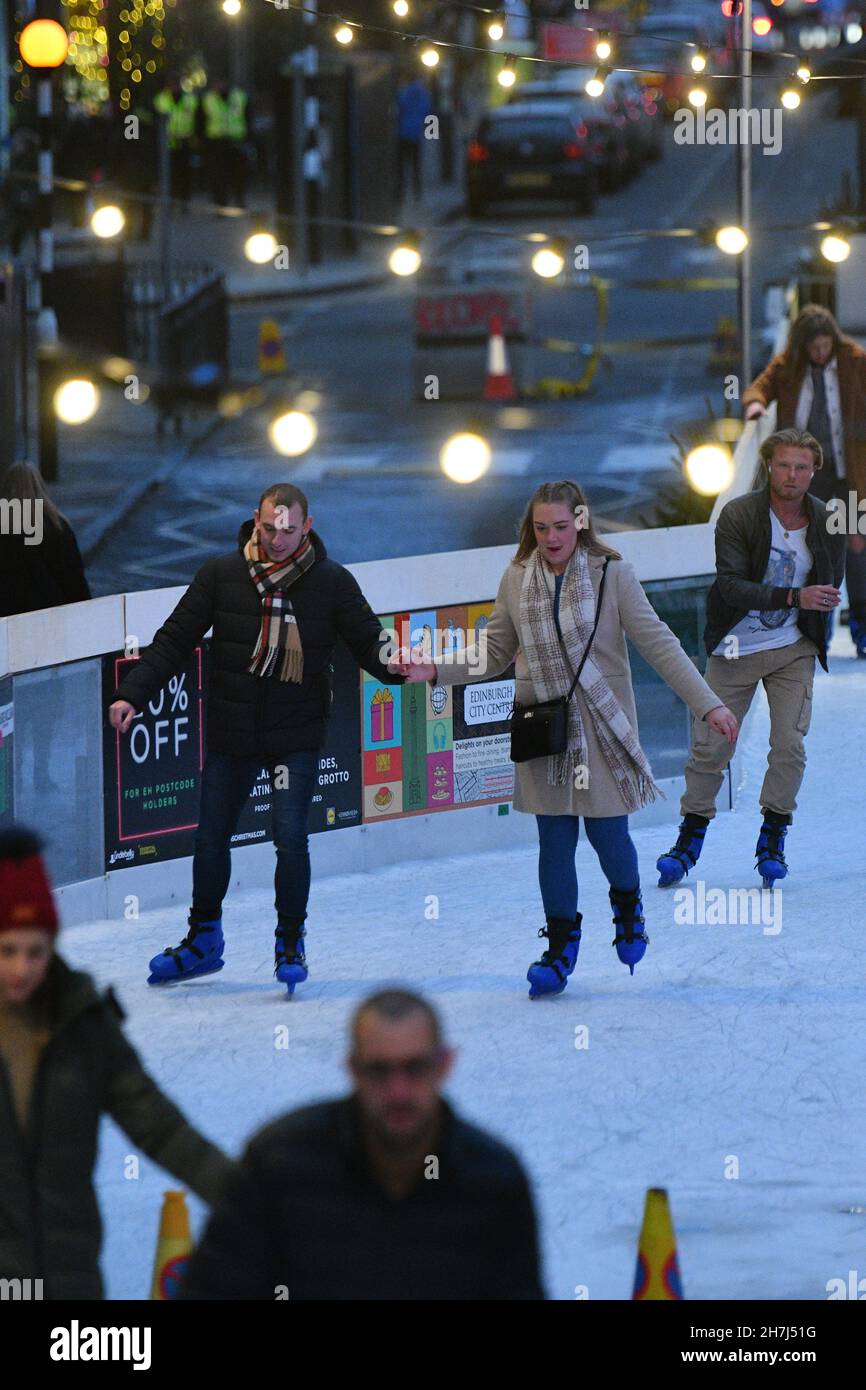 Edinburgh, Écosse, Royaume-Uni novembre 23 2021.Patinage sur glace sur la rue George dans le cadre du Noël d’Édimbourg. Credit sst/alamy Live News Banque D'Images