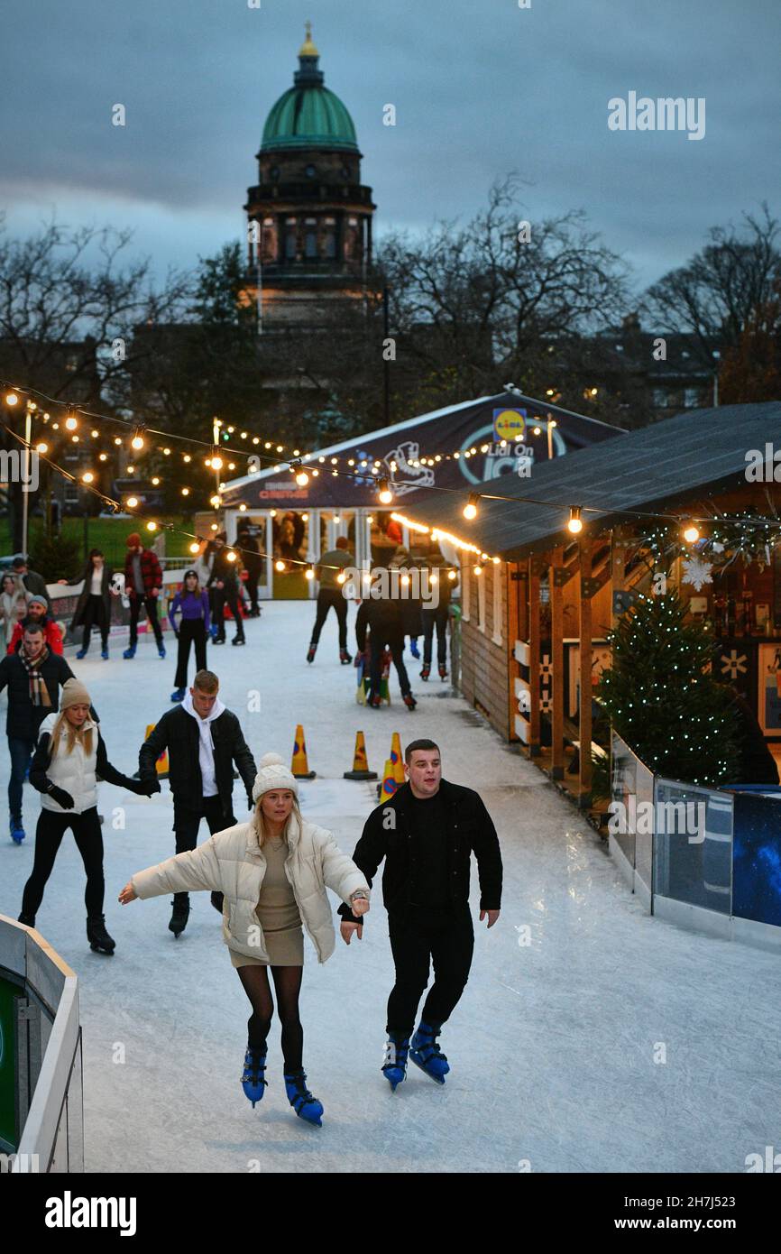 Edinburgh, Écosse, Royaume-Uni novembre 23 2021.Patinage sur glace sur la rue George dans le cadre du Noël d’Édimbourg. Credit sst/alamy Live News Banque D'Images