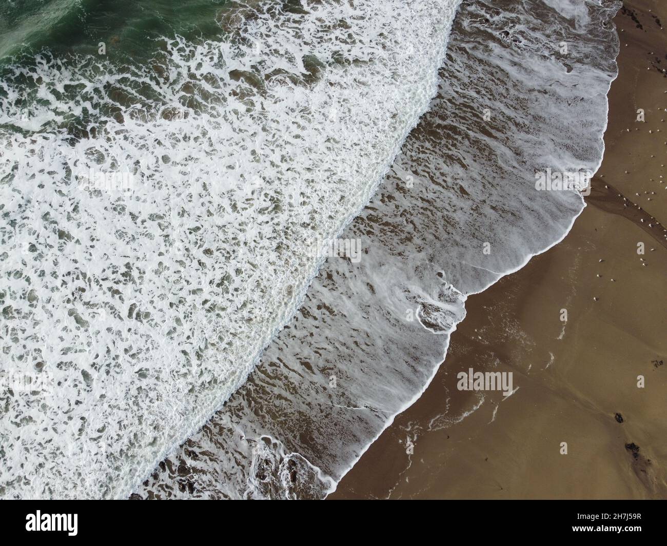 vue aérienne des vagues se brisant sur la rive Banque D'Images