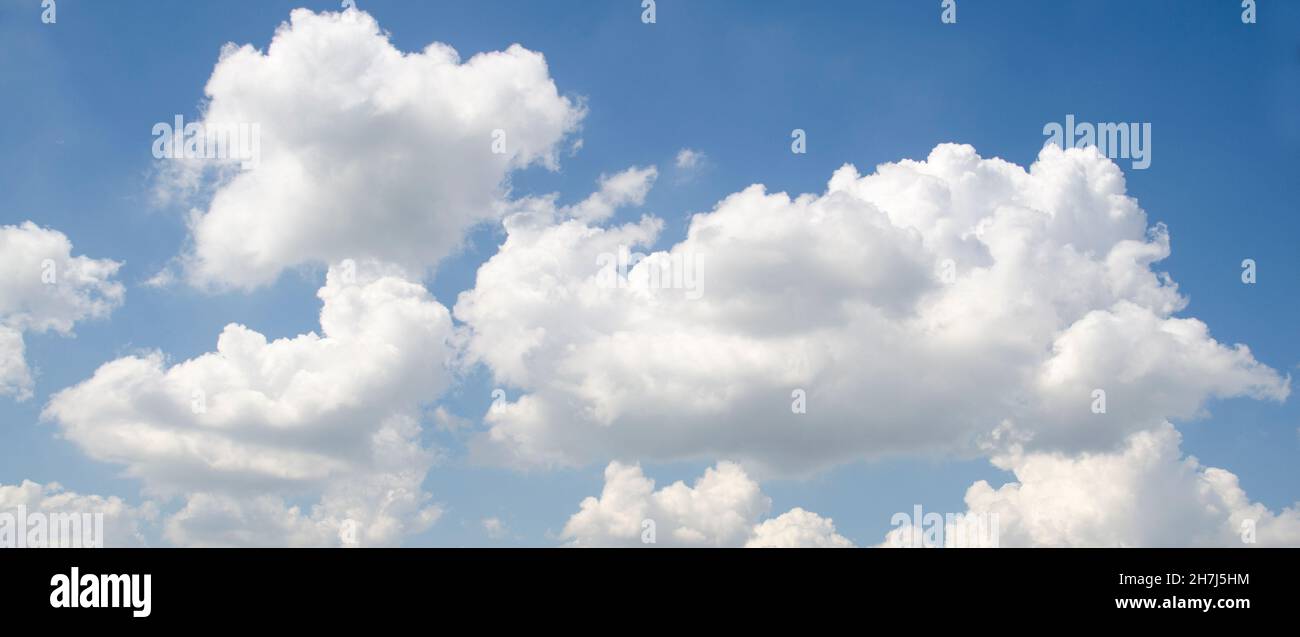 Nuages blancs moelleux dans un ciel bleu profond d'été.Calme spirituel et sérénité fond Banque D'Images