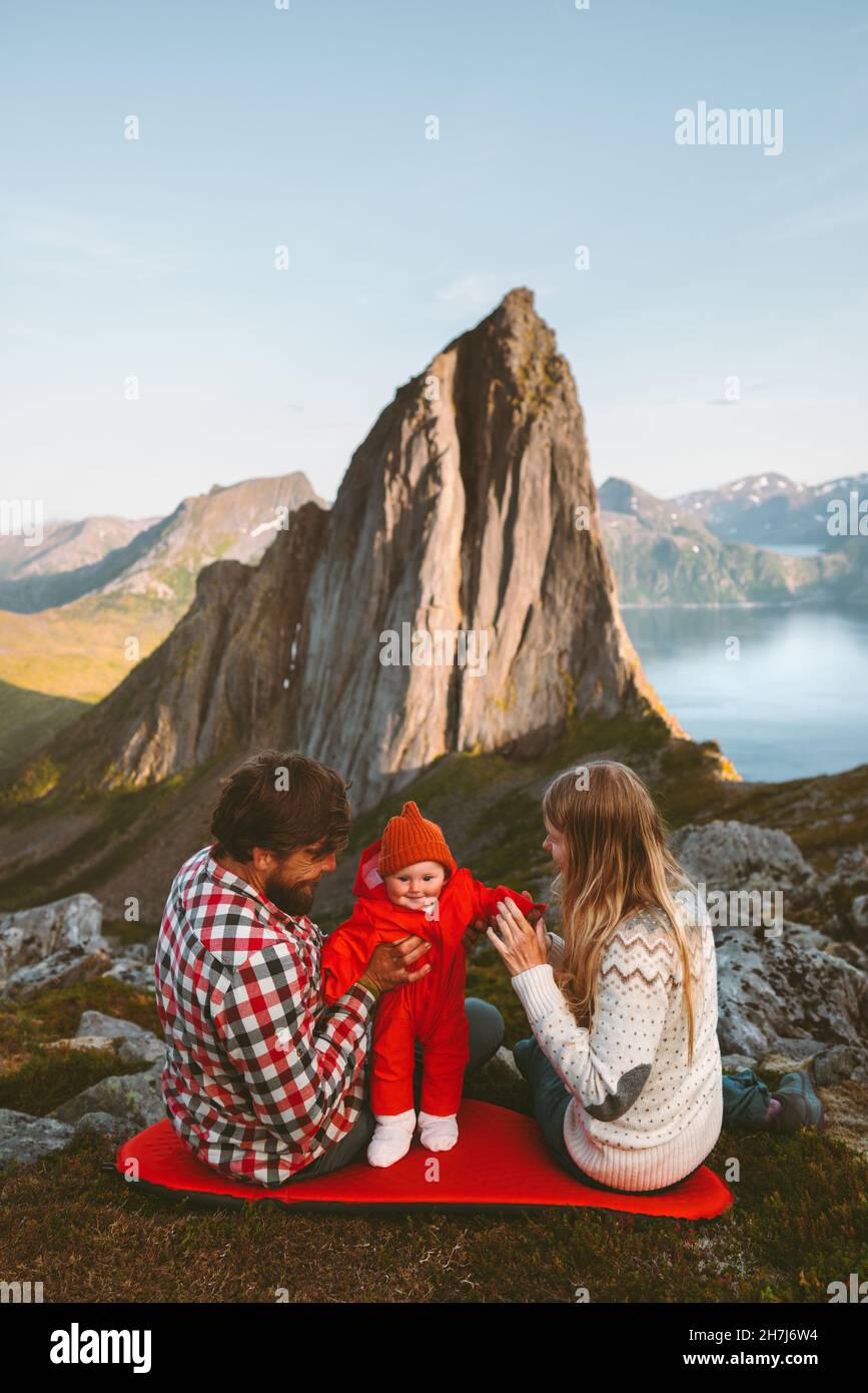 Famille voyage parents randonnée avec bébé camping dans les montagnes Norvège mère et père avec enfant ensemble aventure vacances sain style de vie Segla Banque D'Images