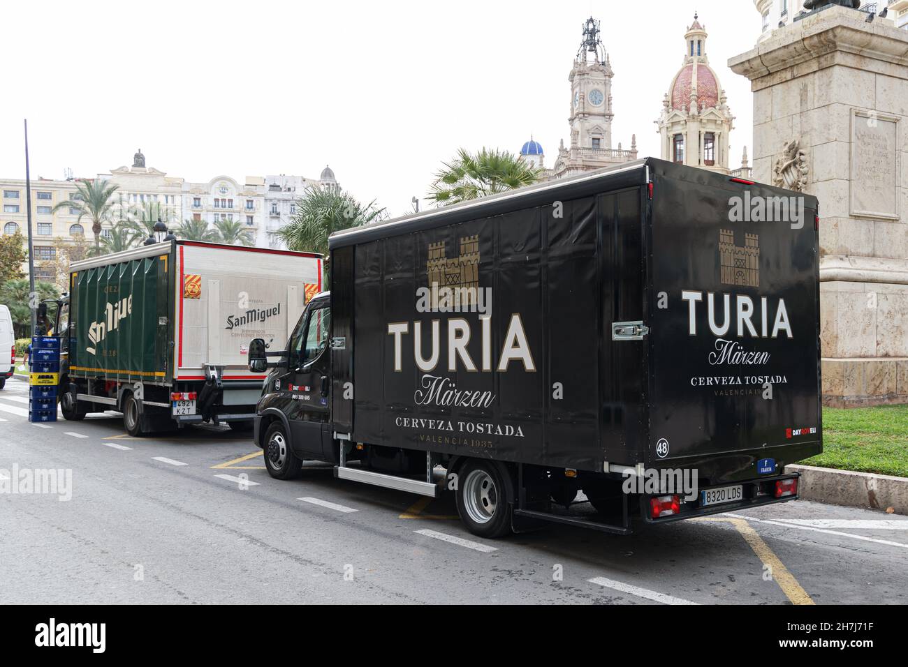 VALENCE, ESPAGNE - 19 NOVEMBRE 2021: Turia est une bière marzen brassée à Valence, Espagne.Camion de livraison Banque D'Images