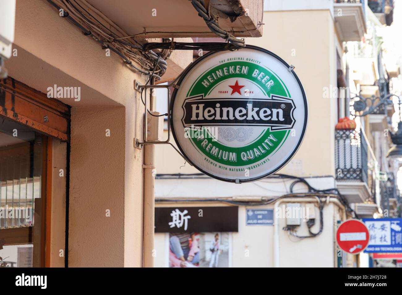 VALENCIA, ESPAGNE - 23 NOVEMBRE 2021 : Heineken est une bière blonde hollandaise Banque D'Images