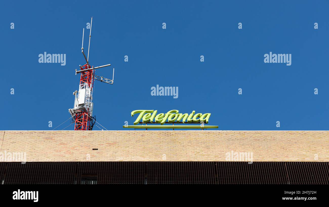 VALENCE, ESPAGNE - 23 OCTOBRE 2021 : Telefonica est une multinationale espagnole de télécommunications dont le siège est à Madrid, en Espagne Banque D'Images