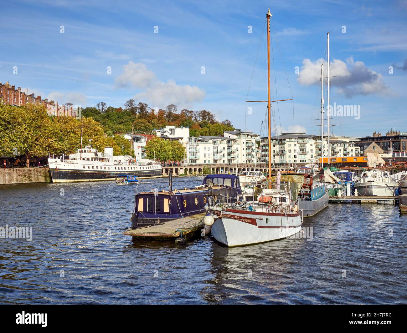 Bateaux dans le port de plaisance de Bristol avec le MV Balmoral à l'ancre sur la rive éloignée - Bristol Royaume-Uni Banque D'Images