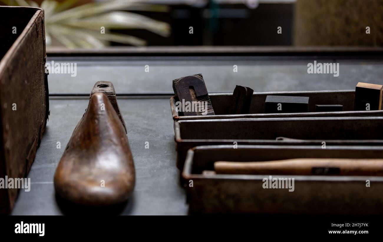 encore vie d'objets en bois sombre vintage, forme de chaussure, clé de machine à écrire antique Banque D'Images