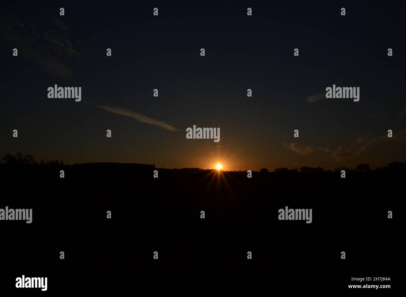 Lever du soleil en été, ombres sombres avant le lever du soleil Banque D'Images