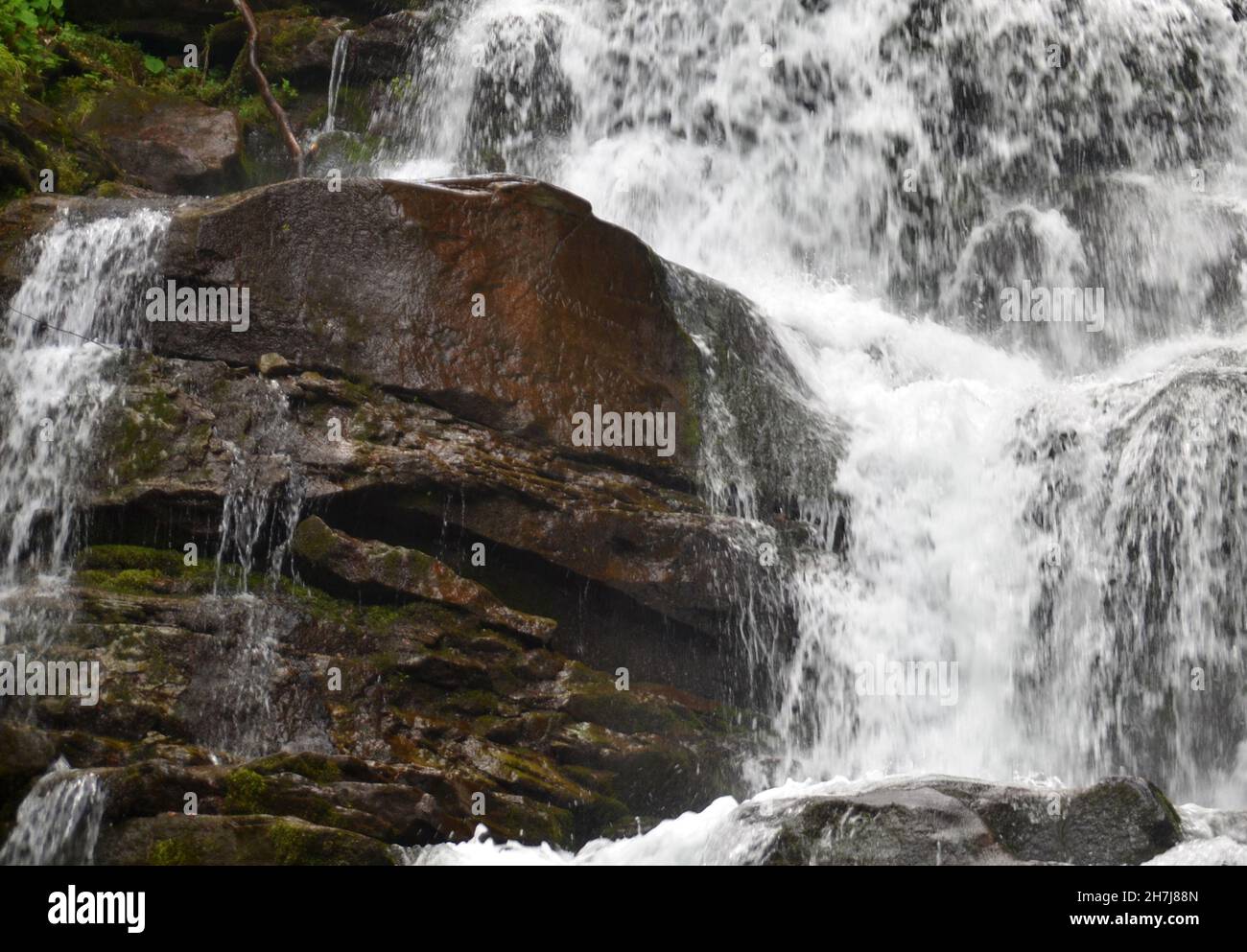 Cascade se brisant sur de vieilles pierres Banque D'Images