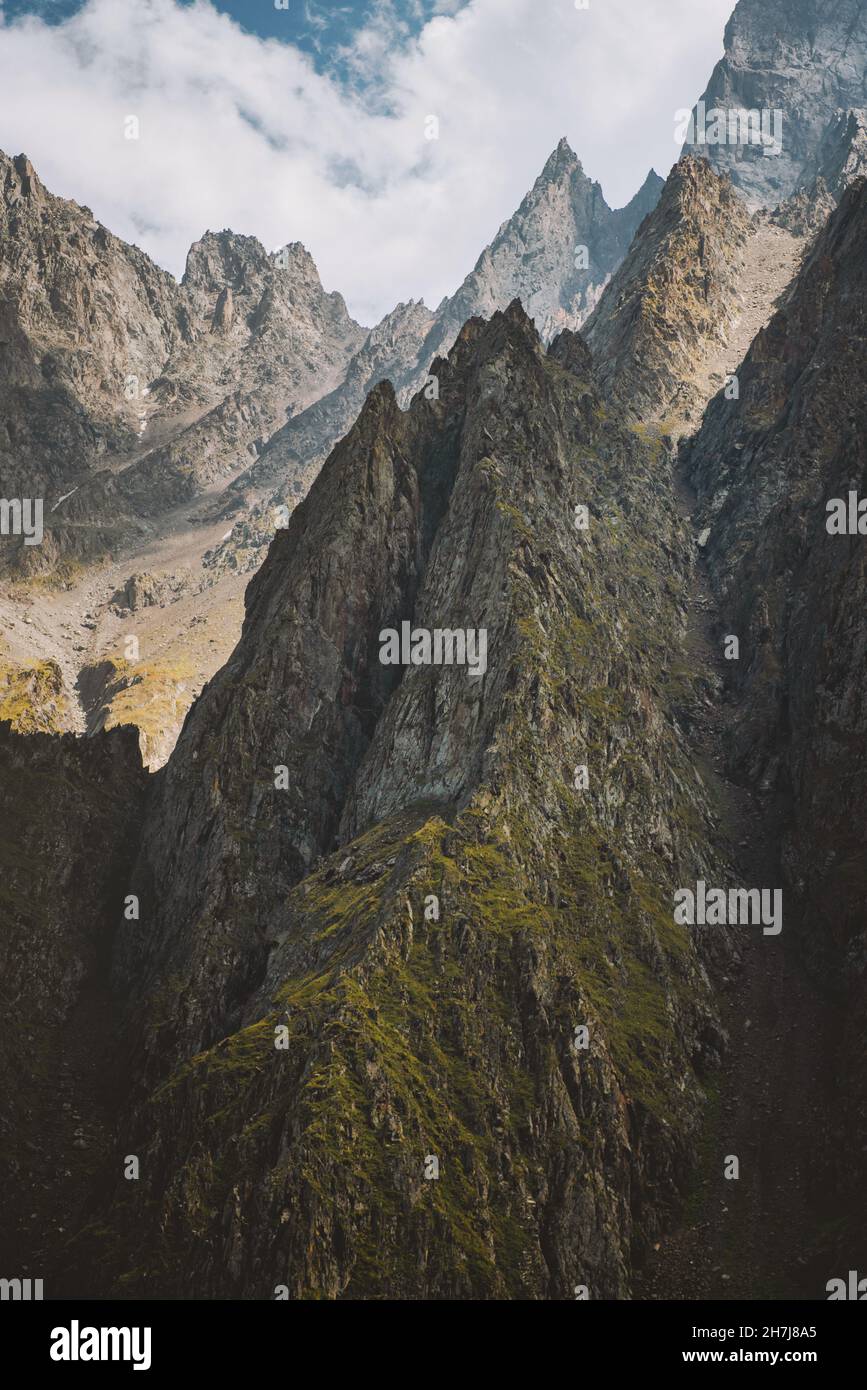Montagne rochers paysage vue aérienne Caucase montagnes nature en Russie voyage paysage extérieur Ossétie du Nord Banque D'Images
