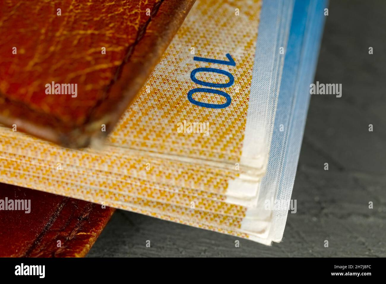 Porte-monnaie en cuir et billets de banque en franc suisse Photo Stock -  Alamy