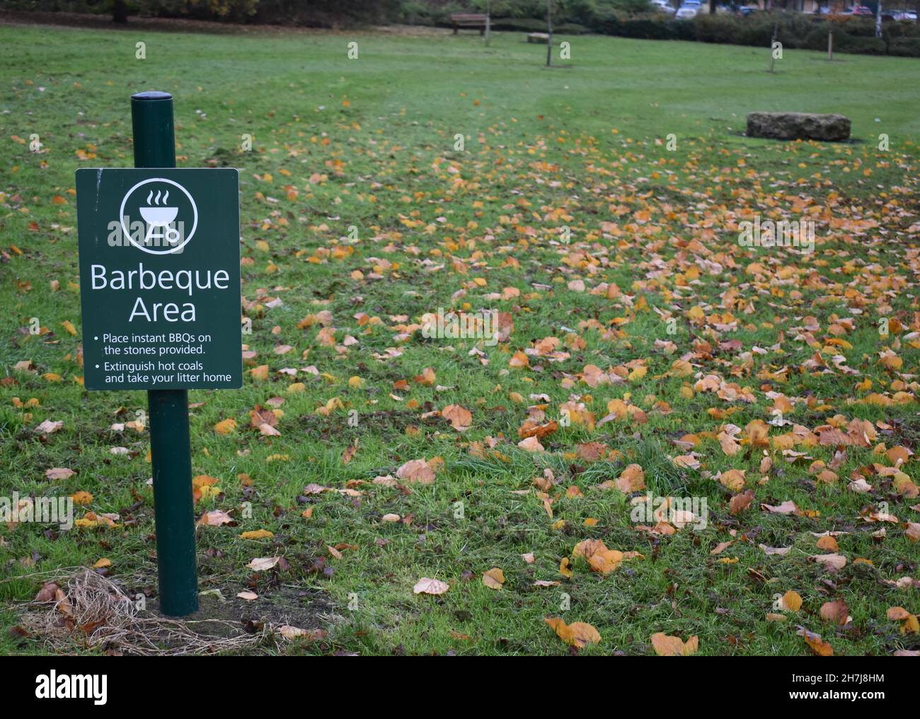 Panneau pour le barbecue à Campbell Park, Milton Keynes avec une pierre barbecue en arrière-plan. Banque D'Images