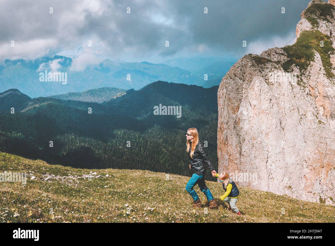 Mère randonnée avec bébé dans les montagnes actif sain style de vie vacances voyage aventure en plein air parent femme avec enfant tenant les mains Banque D'Images