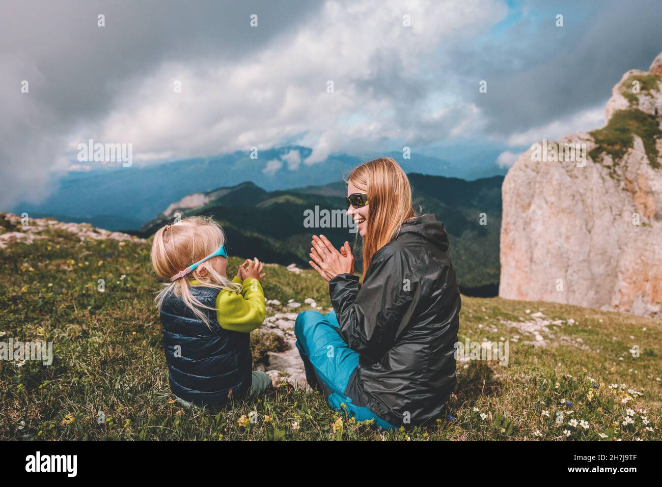 Famille mère et enfant jouant des vacances en plein air dans les montagnes camping sain style de vie concept de togethness Banque D'Images