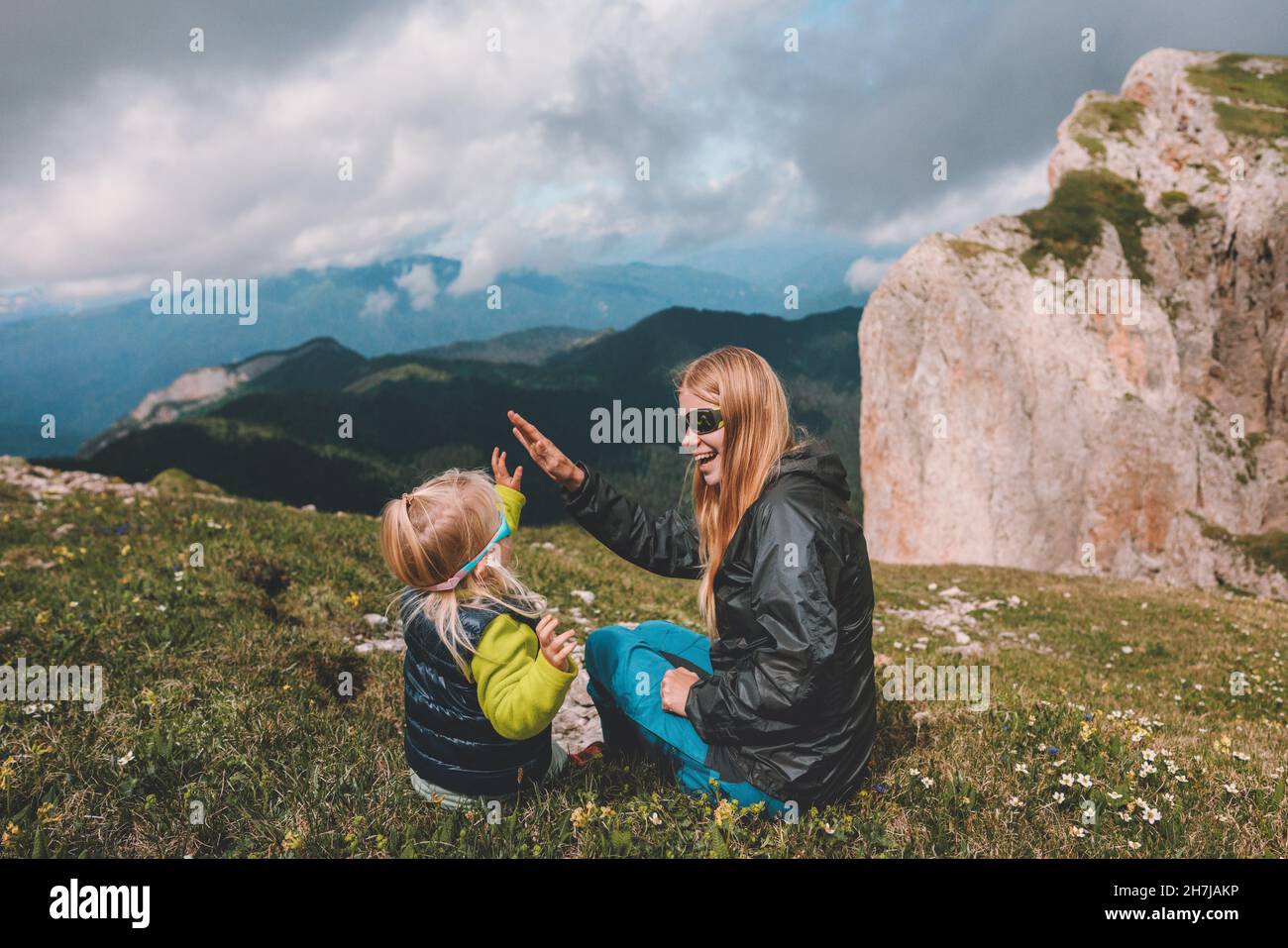 Mère et fille bébé voyageant en montagne famille camping vacances en plein air sain style de vie parent et enfant jouant ensemble Banque D'Images