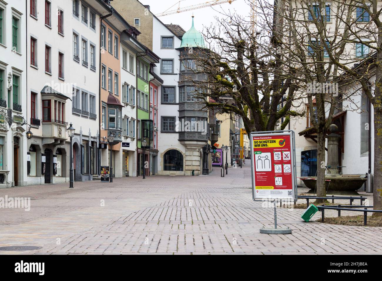 Schaffhausen, Suisse - Mars 29.2020: Information signe par l'Office fédéral de la santé publique: Comment nous nous protégeons contre Coronaviru Banque D'Images