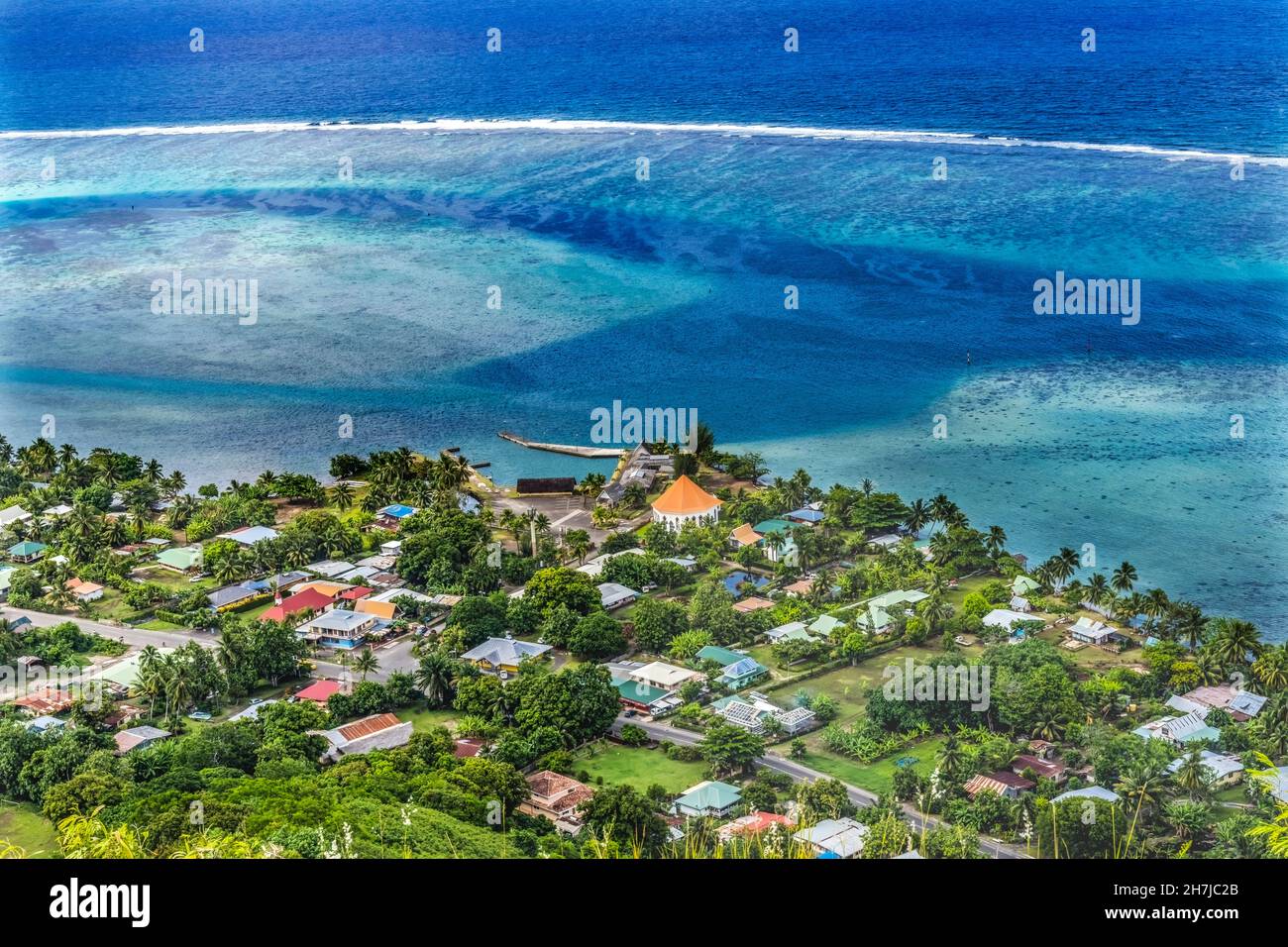 Coloré Papetoai Temple Marae Outer Reef Blue Water Houses Moorea Tahiti Polynésie française.Les protestants ont construit le temple papétoai à huit côtés au début Banque D'Images