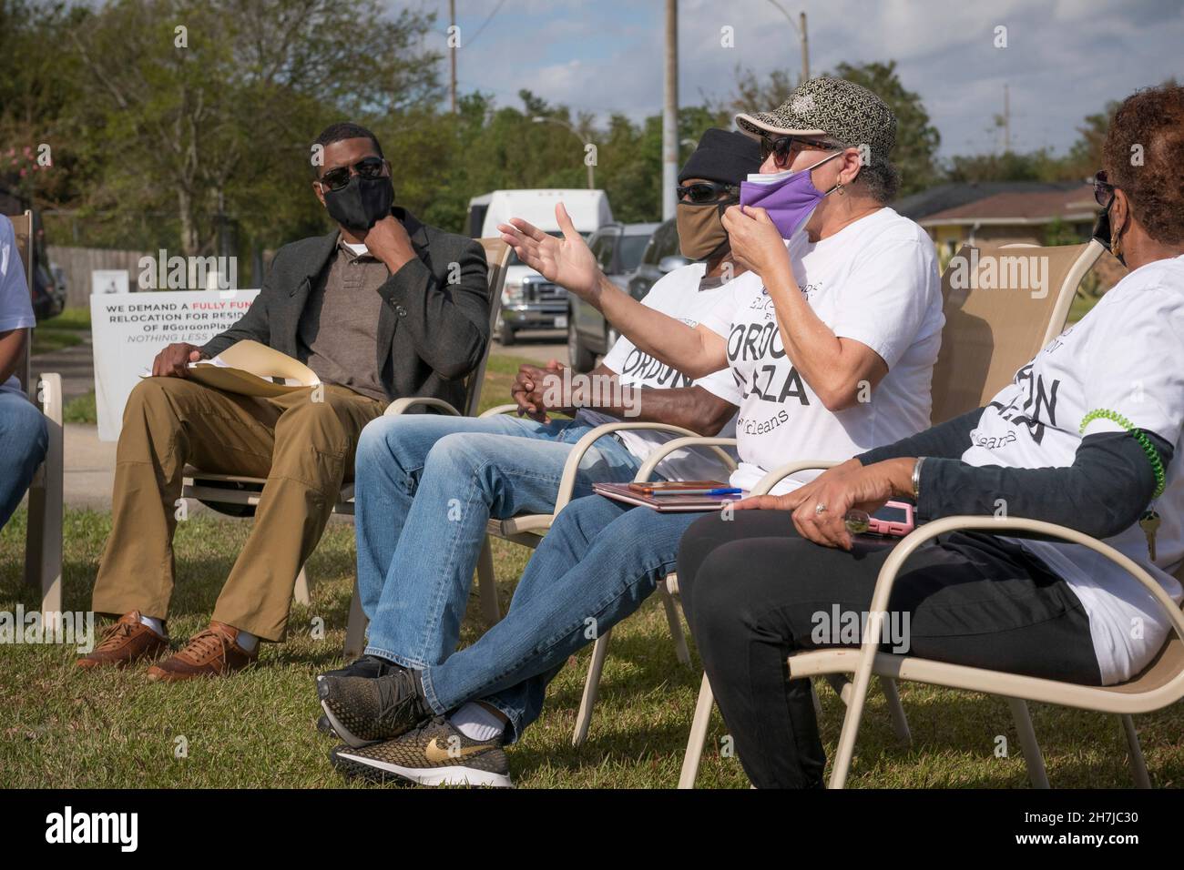 La Nouvelle-Orléans, États-Unis d'Amérique.17 novembre 2021.Michael Regan, administrateur de l'EPA des États-Unis, au centre, écoute les résidents du quartier Gordon Plaza, construit sur une décharge toxique, lors de sa tournée Journey to Justice le 17 novembre 2021 à la Nouvelle-Orléans, en Louisiane.Crédit : Eric Vance/États-UnisEPA/Alay Live News Banque D'Images