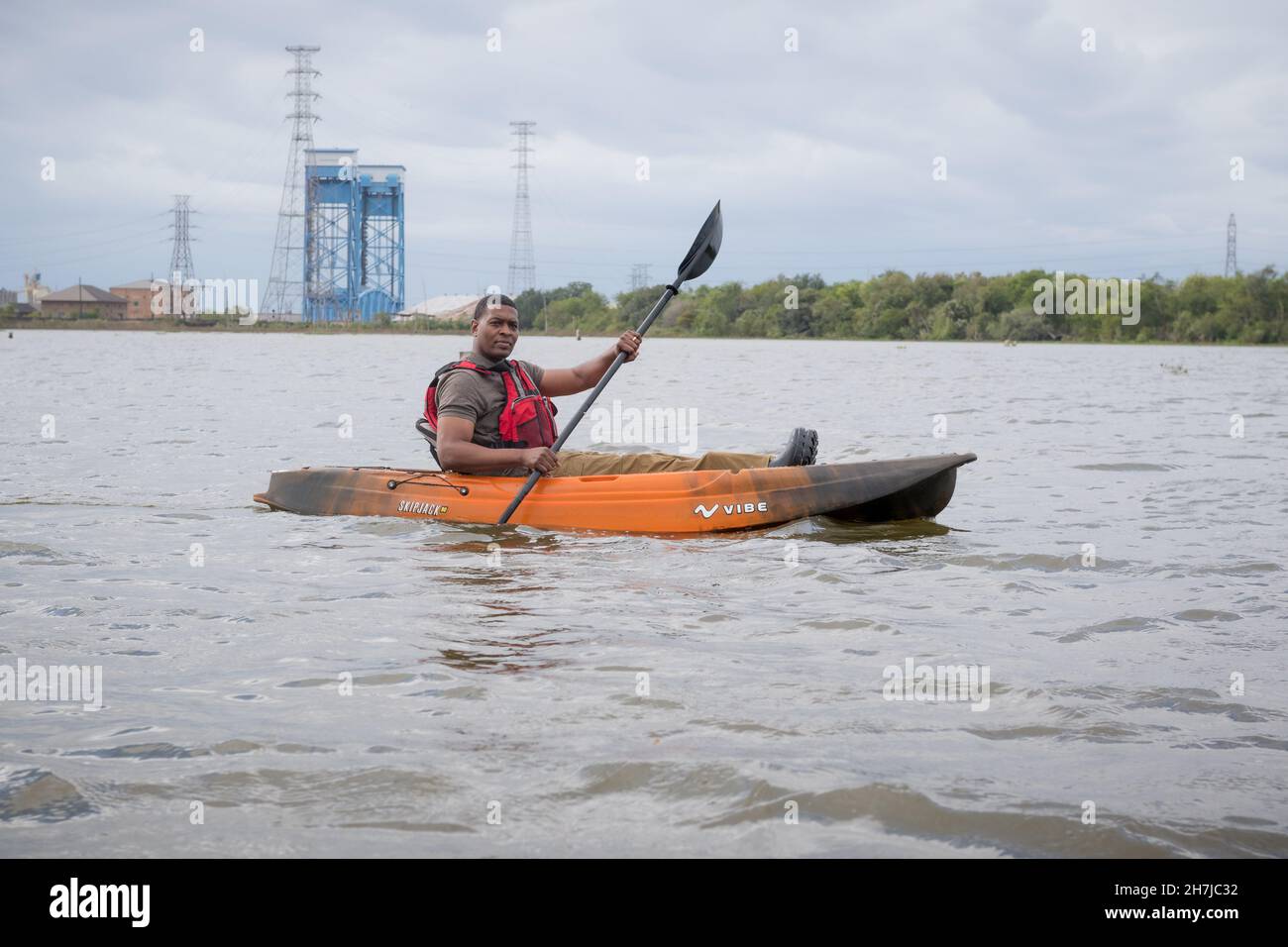 La Nouvelle-Orléans, États-Unis d'Amérique.17 novembre 2021.Michael Regan, administrateur de l'EPA des États-Unis, effectue une visite en kayak du site de Bayou dans le Lower Ninth Ward, au cours de sa tournée Journey to Justice le 17 novembre 2021 à la Nouvelle-Orléans, en Louisiane.Crédit : Eric Vance/États-UnisEPA/Alay Live News Banque D'Images