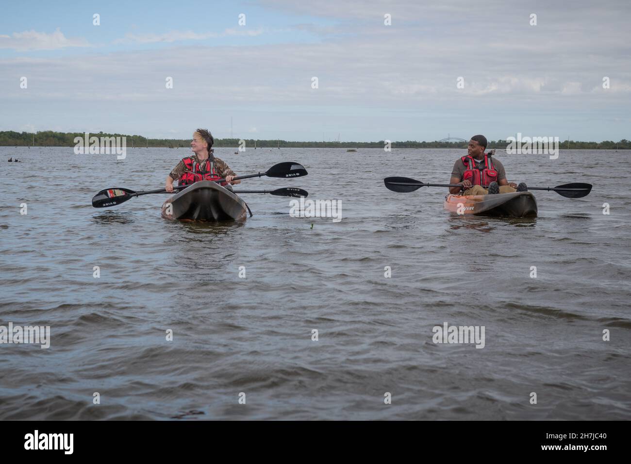 La Nouvelle-Orléans, États-Unis d'Amérique.17 novembre 2021.Michael Regan, administrateur de l'EPA des États-Unis, effectue une visite en kayak du site de Bayou dans le Lower Ninth Ward, au cours de sa tournée Journey to Justice le 17 novembre 2021 à la Nouvelle-Orléans, en Louisiane.Crédit : Eric Vance/États-UnisEPA/Alay Live News Banque D'Images