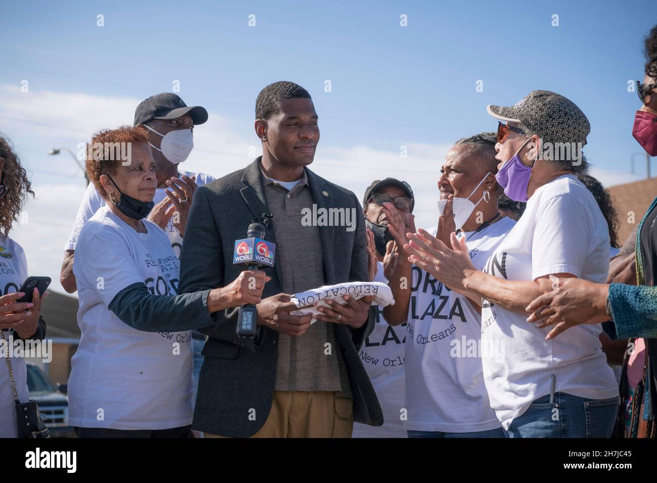 La Nouvelle-Orléans, États-Unis d'Amérique.17 novembre 2021.Michael Regan, administrateur de l'EPA des États-Unis, au centre, parle avec les résidents du quartier Gordon Plaza, construit sur une décharge toxique, lors de sa tournée Journey to Justice le 17 novembre 2021 à la Nouvelle-Orléans, Louisiane.Crédit : Eric Vance/États-UnisEPA/Alay Live News Banque D'Images
