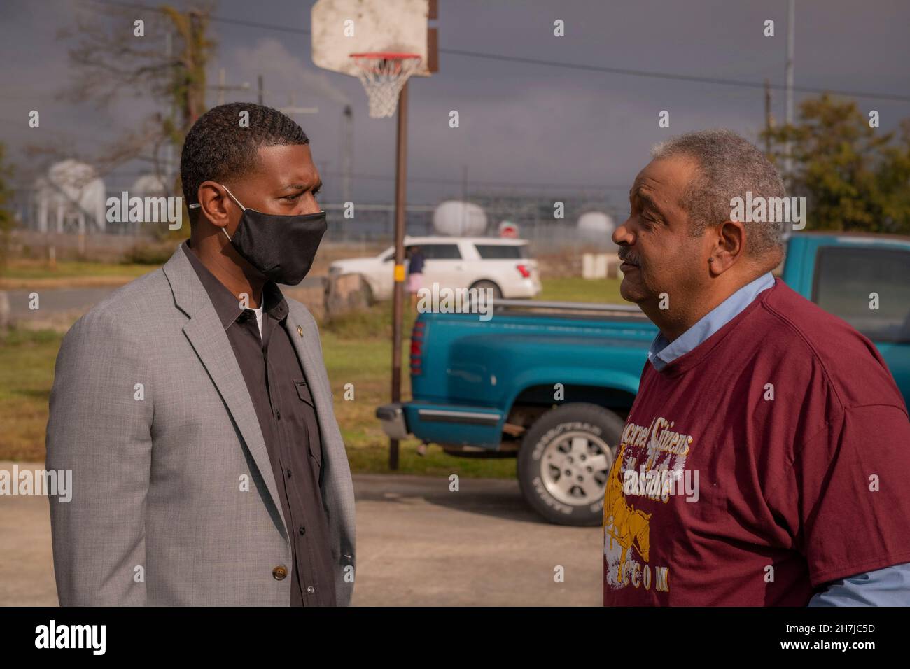 Mossville, États-Unis d'Amérique.18 novembre 2021.Michael Regan, administrateur de l'EPA des États-Unis, à gauche, parle avec le résident Karl Prater lors d'une visite des quartiers touchés par les niveaux élevés de pollution industrielle connus sous le nom de cancer Alley, on est Voyage à la justice le 18 novembre 2021 à Mossville, en Louisiane.Crédit : Eric Vance/États-UnisEPA/Alay Live News Banque D'Images