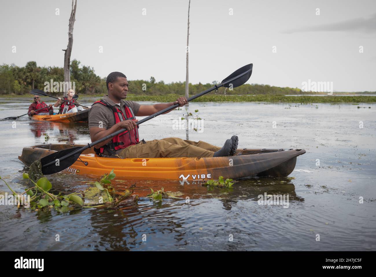 La Nouvelle-Orléans, États-Unis d'Amérique.17 novembre 2021.Michael Regan, administrateur de l'EPA des États-Unis, effectue une visite en kayak du site de Bayou dans le Lower Ninth Ward, au cours de sa tournée Journey to Justice le 17 novembre 2021 à la Nouvelle-Orléans, en Louisiane.Crédit : Eric Vance/États-UnisEPA/Alay Live News Banque D'Images